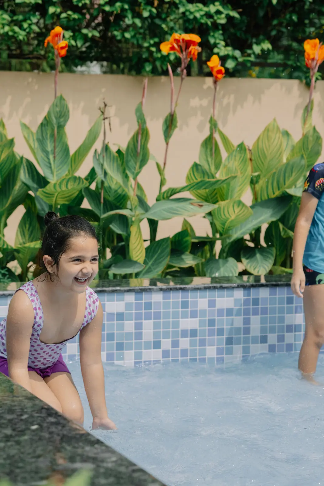 A child at the edge of the splash pool